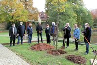 Bildunterschrift: Bürgermeister, Magistratsmitglieder und Stadtverordnete dankten den Sponsoren der ersten sieben Stadtbäume sehr herzlich